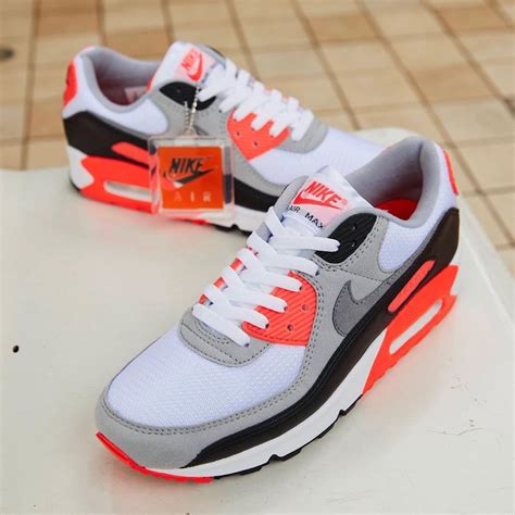 Nike Air Max 90 Shoes .